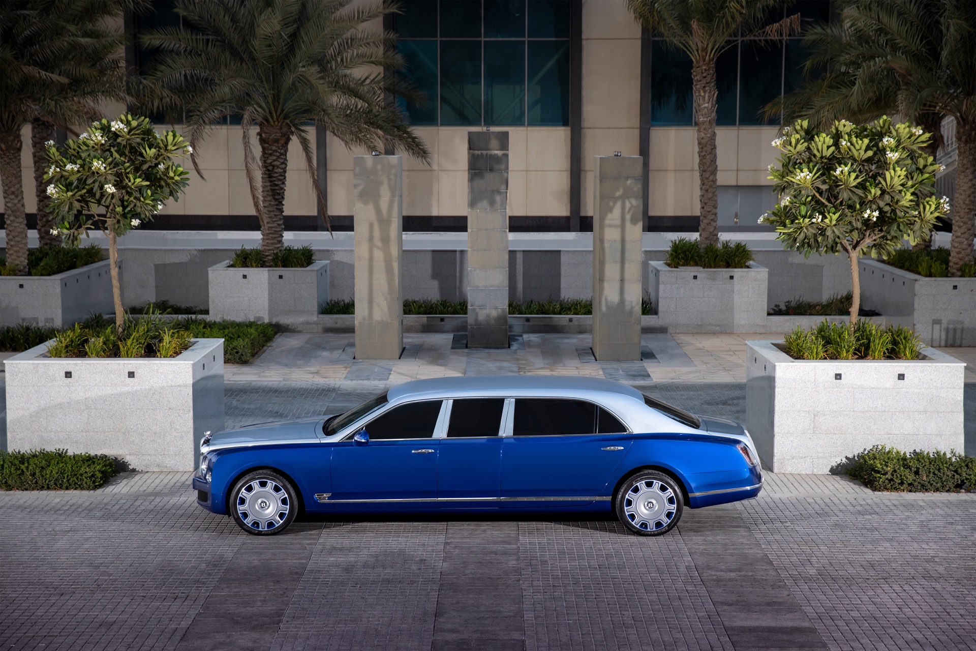 2015-Bentley-Mulsanne-Grand-Limousine-Mulliner-6