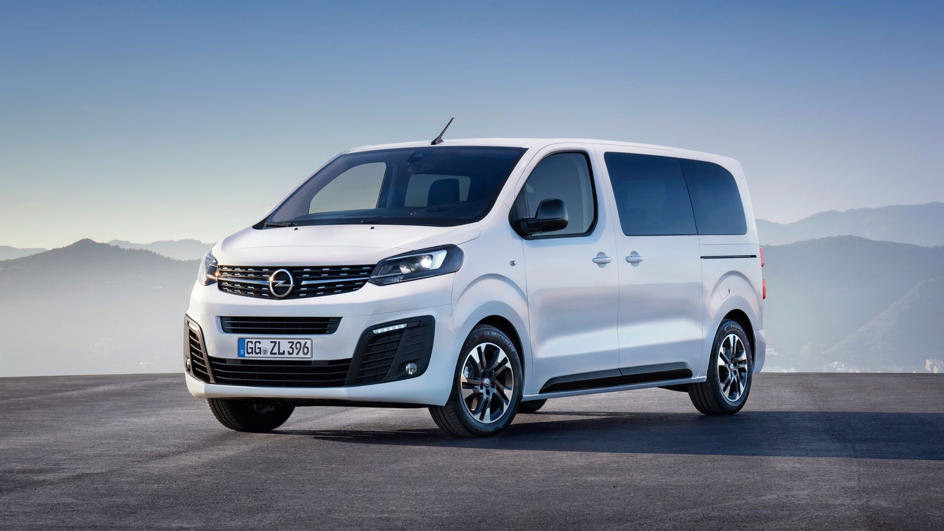 2019-opel-zafira-life-vauxhall-vivaro-life-revealed-ev-incoming-131497_1