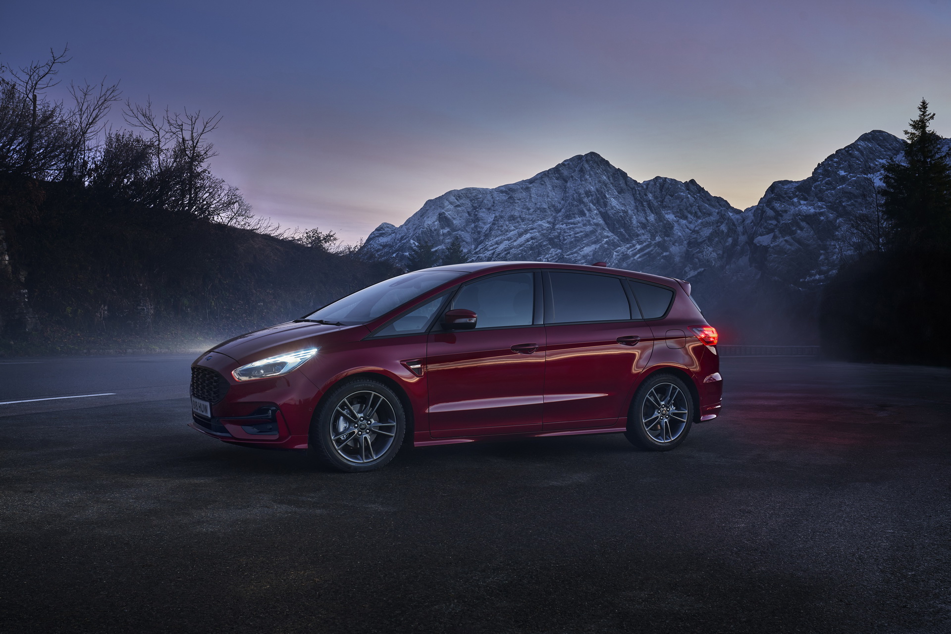 2021-ford-s-max-hybrid-1