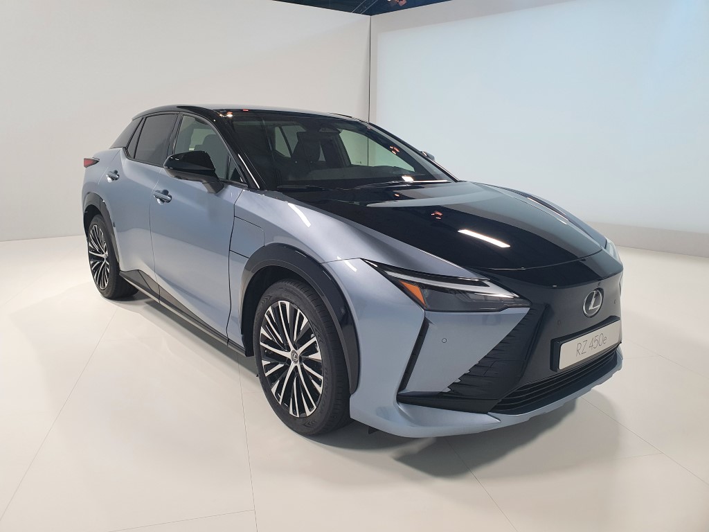 Bemutatkozott az elektromos Lexus