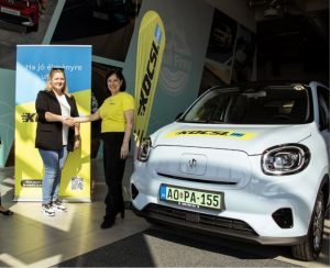 Átadták a fődíjat: gazdára talált a Kocsi.hu nyomozós kampányának vadonatúj autója. Átadták a fődíjat: gazdára talált a Kocsi.hu nyomozós kampányának vadonatúj autója.