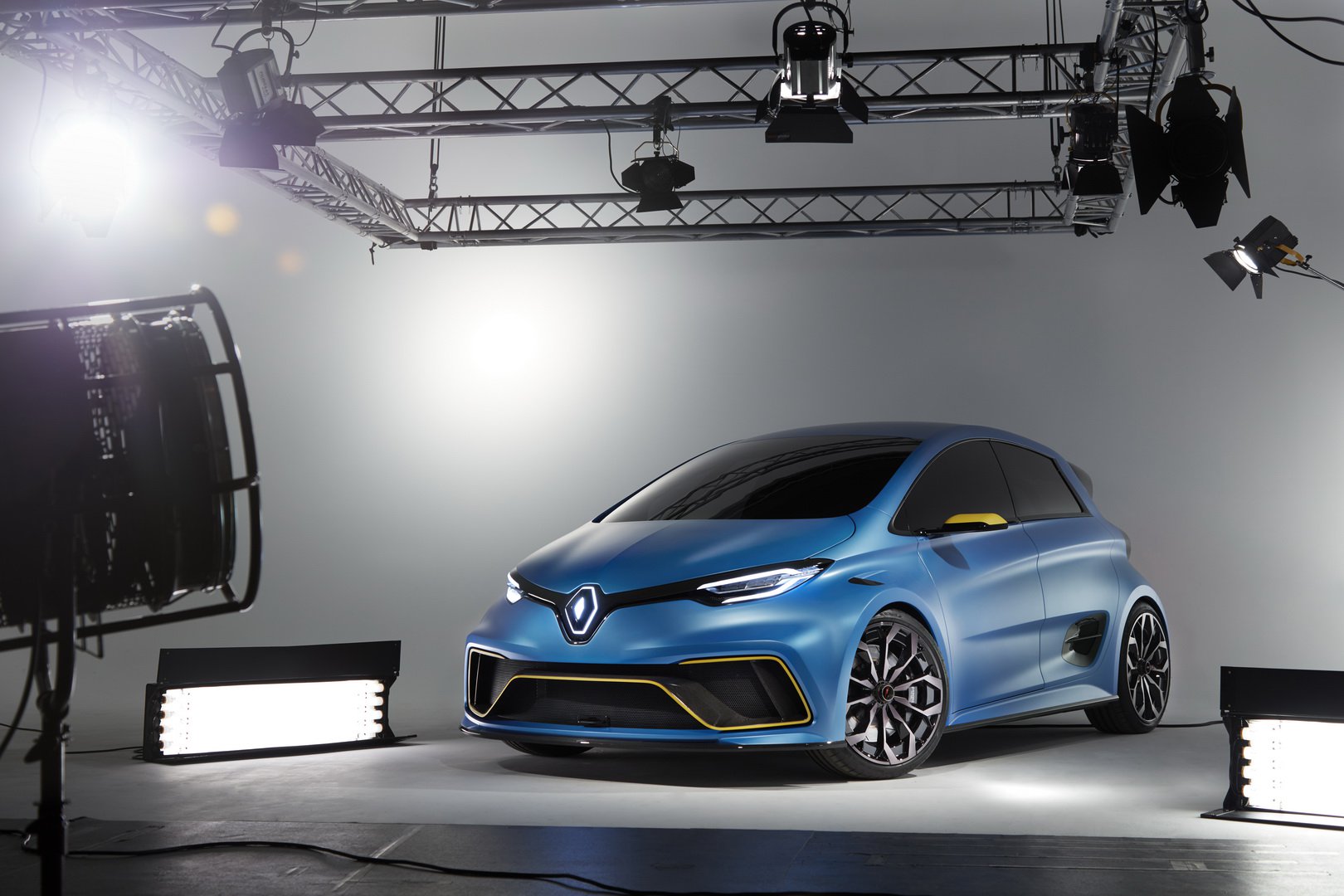 295c3fe3-2017-renault-zoe-e-sport-concept-1