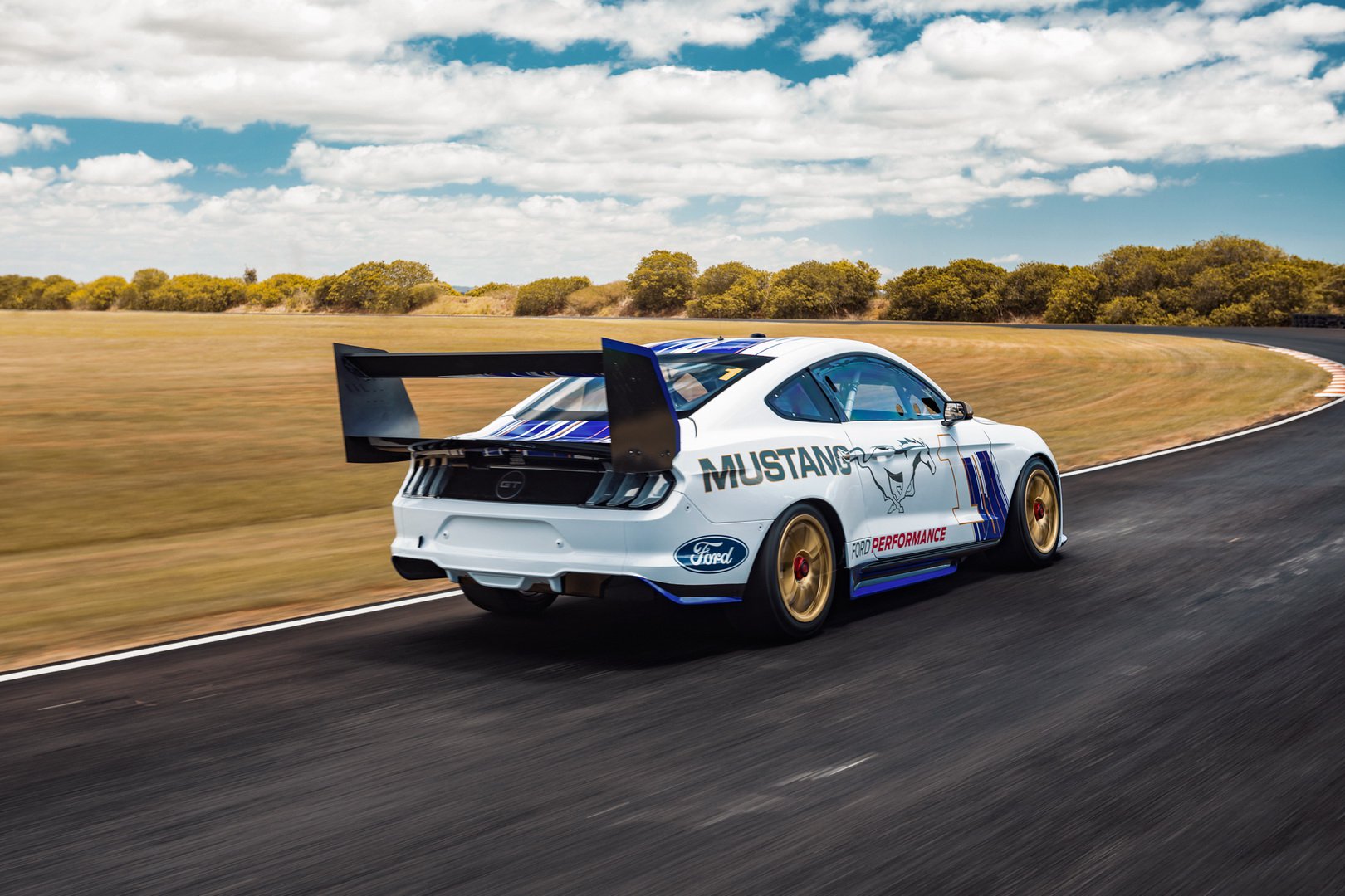 2ac119d5-2019-ford-mustang-supercar-1