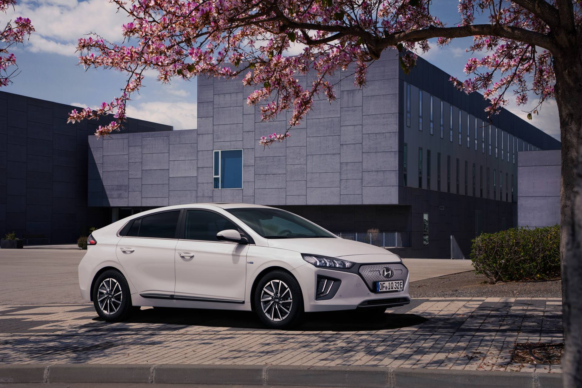 4760e68a-2020-hyundai-ioniq-electric-3