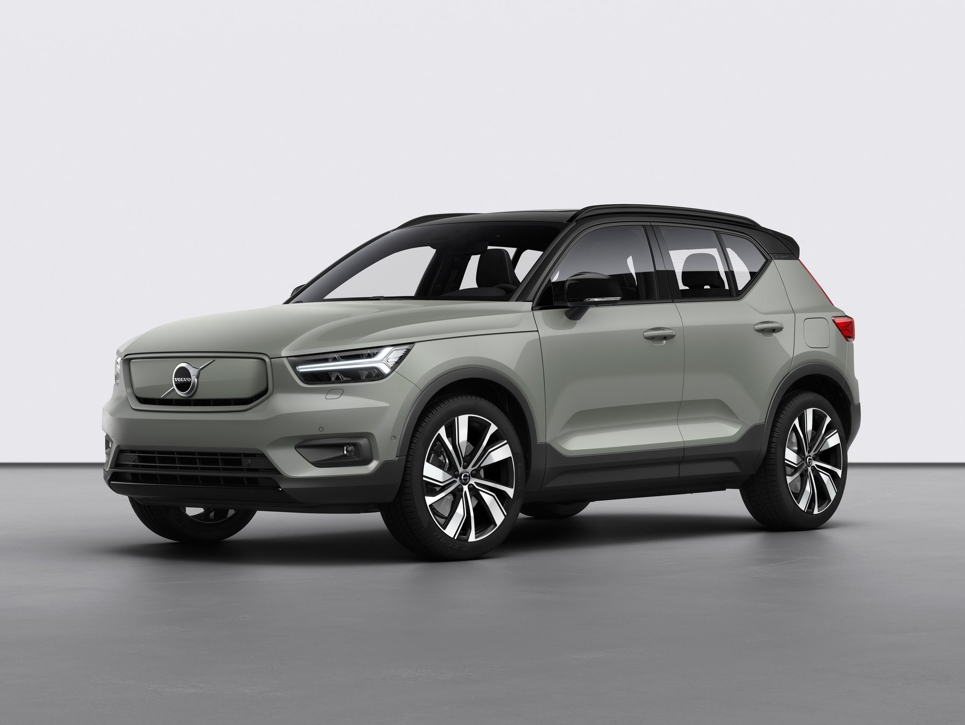 5fe03c8b-volvo-xc40-ev-recharge-07