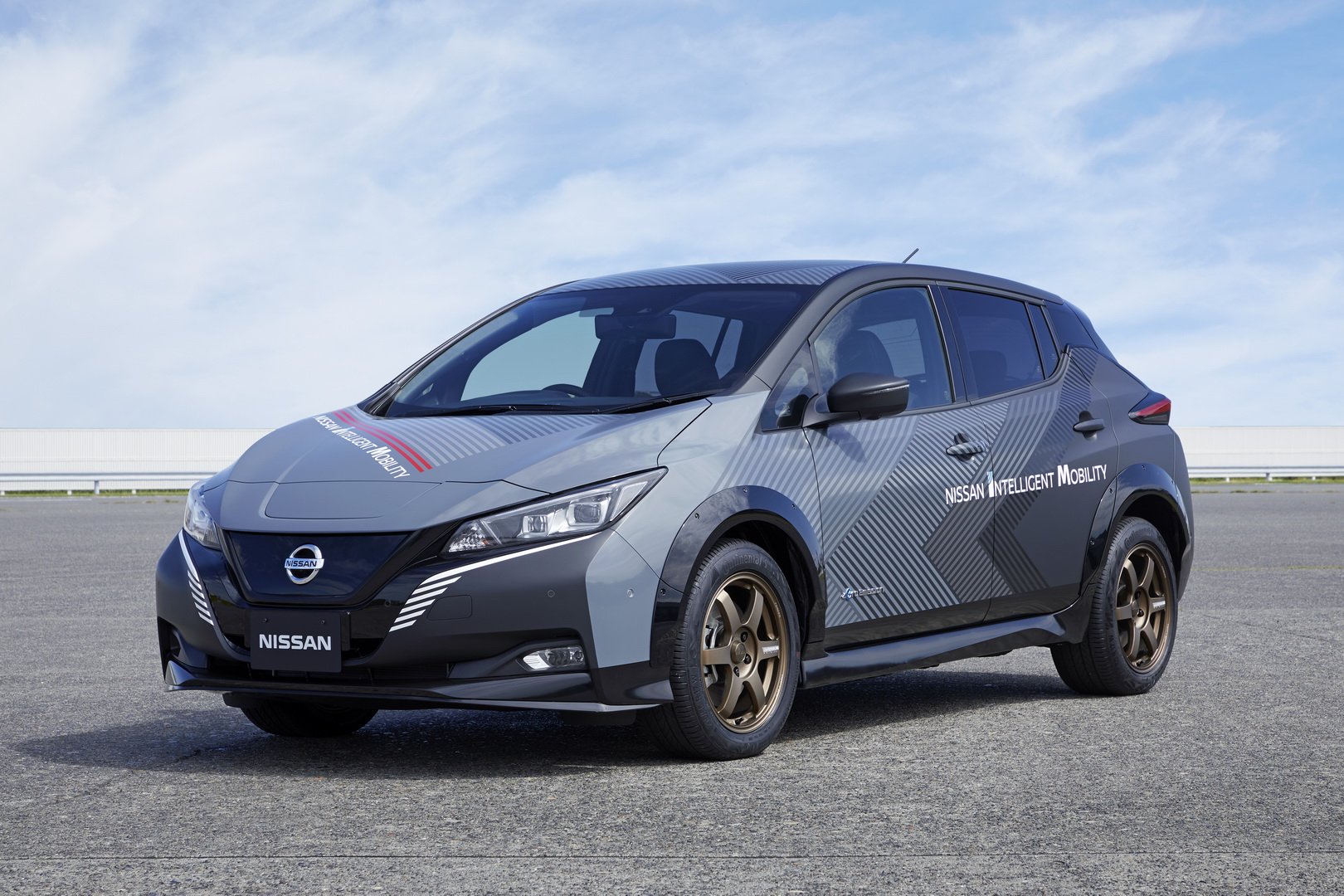 62e1ffb4-nissan-leaf-test-car-twin-motor-3