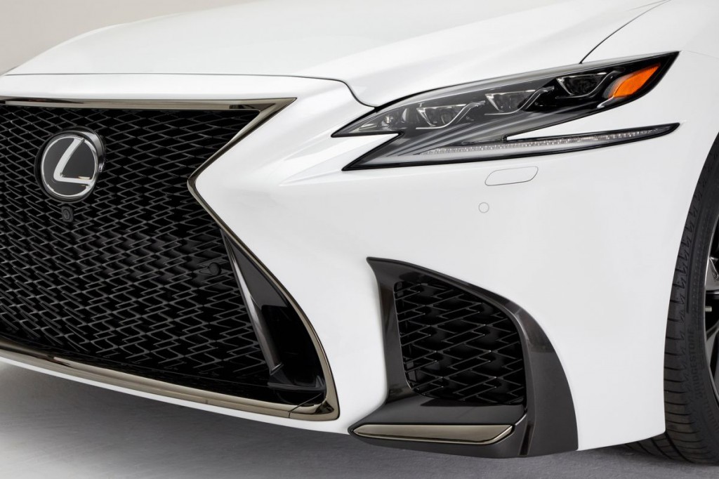 Autóbemutató: Lexus  LS F-Sport – pályaversenyző öltönyben