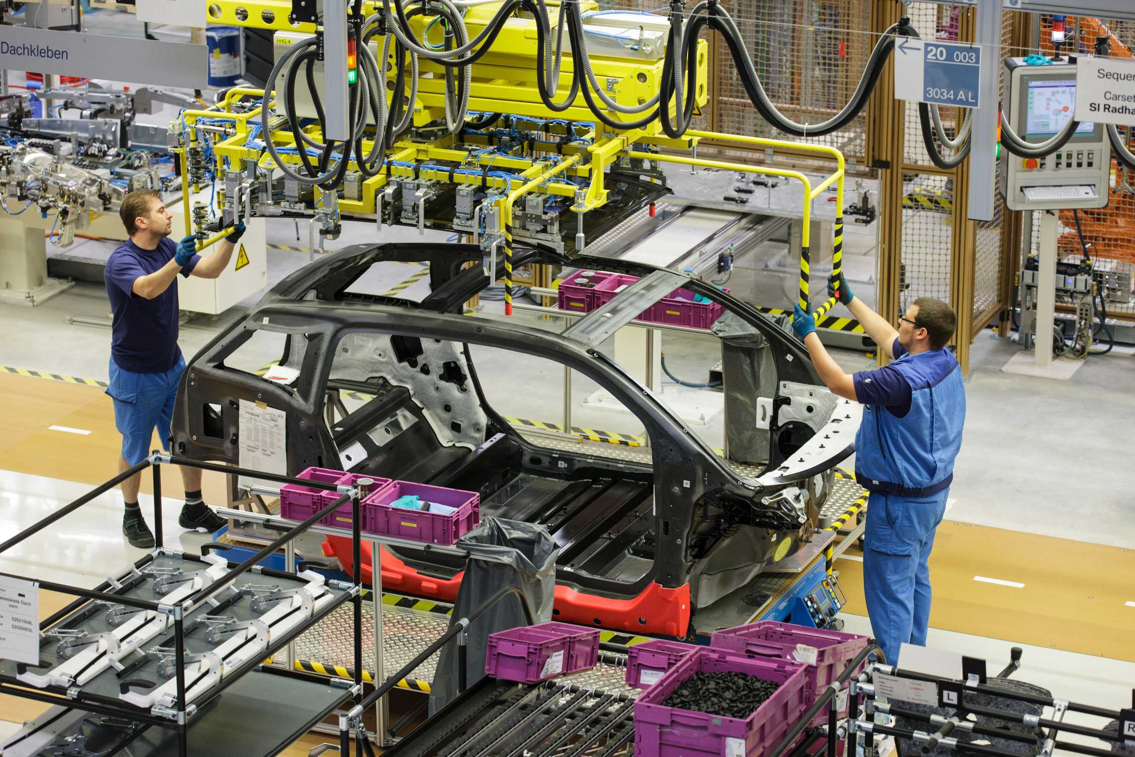 P90379385-bmw-i3-production-plant-leipzig-assembly-09-2013-2249px