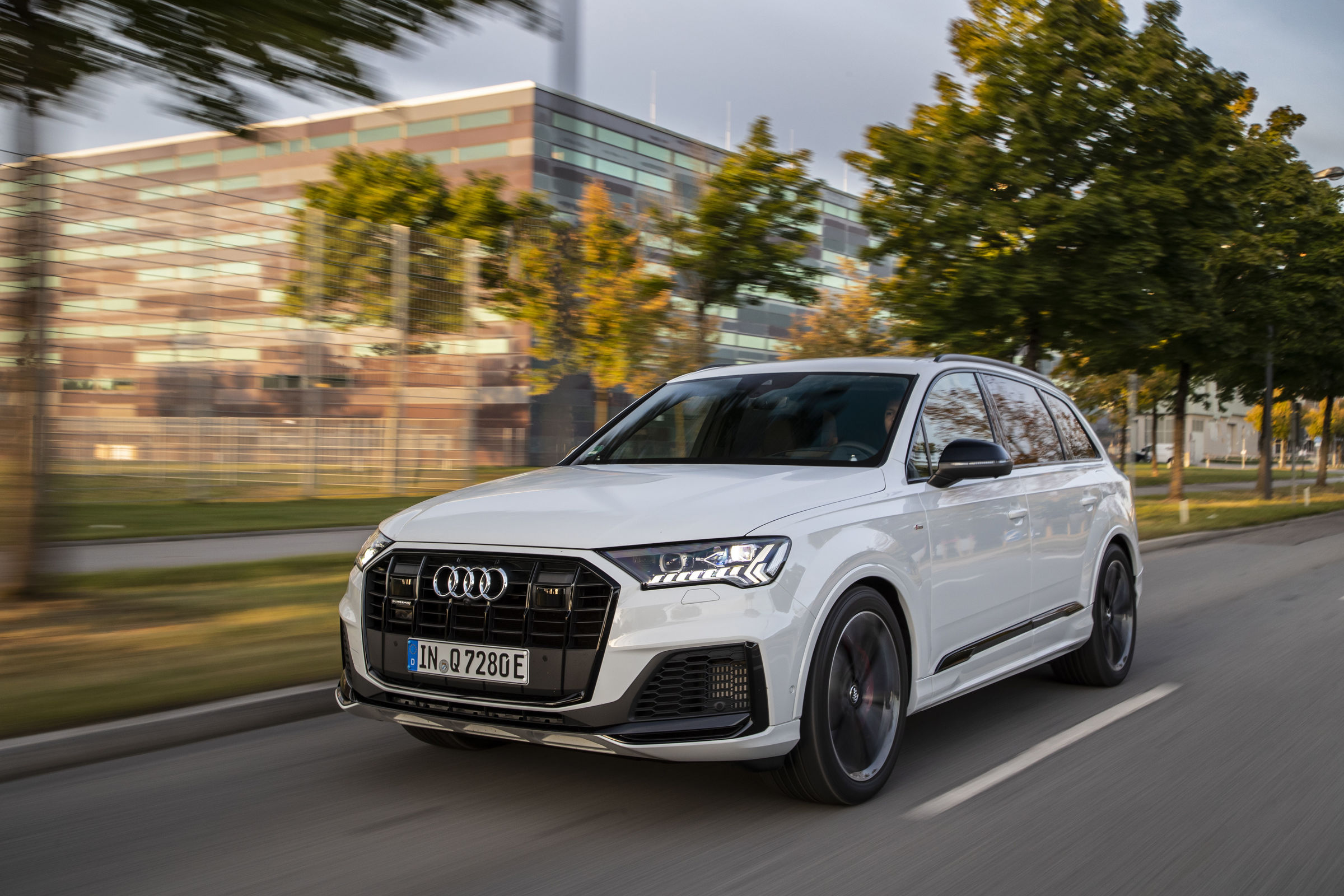 audi-electrifies-q7-with-two-phev-models-the-55-tfsie-and-60-tfsie-139629_1