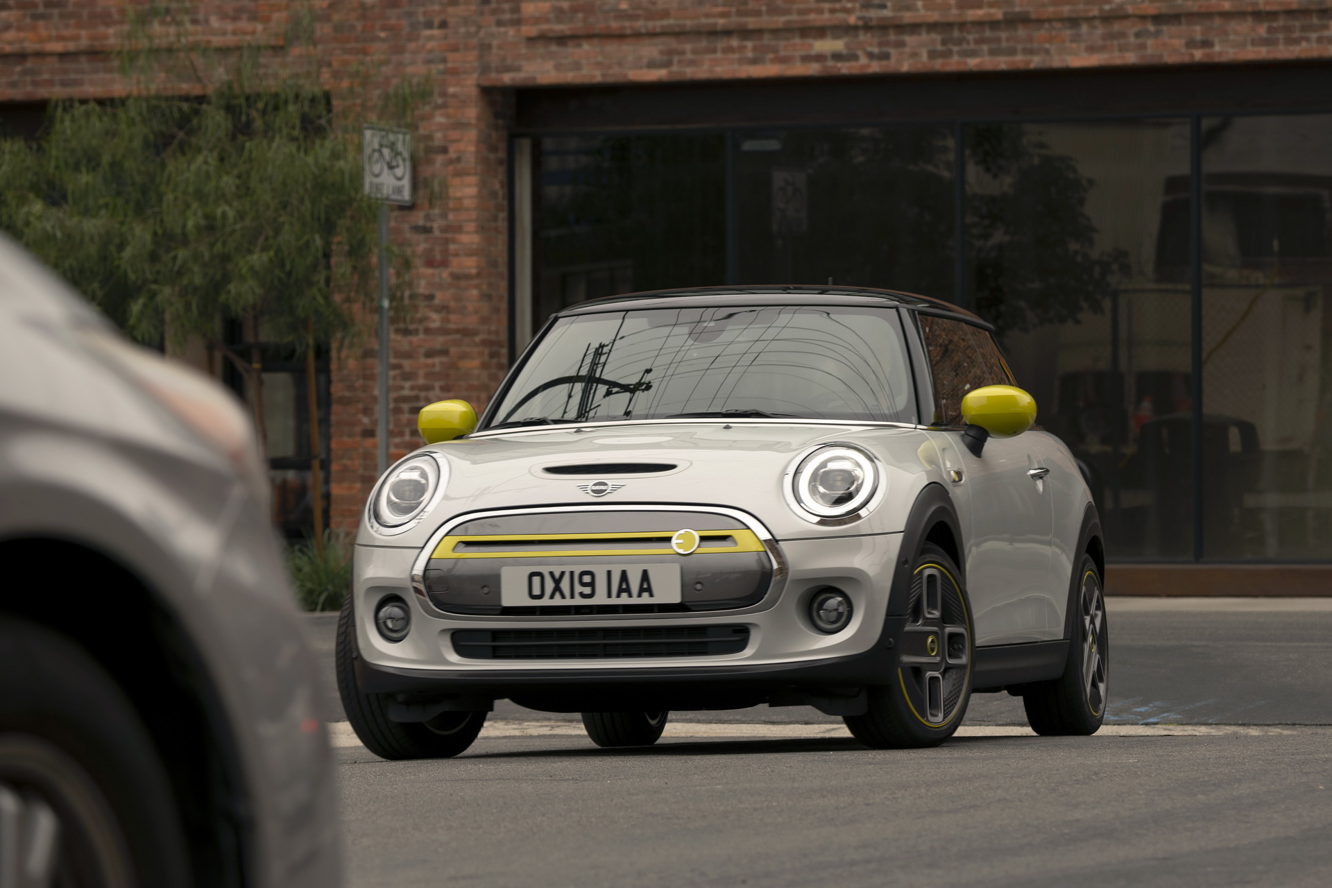 b118574c-2020-mini-cooper-se-launched-3