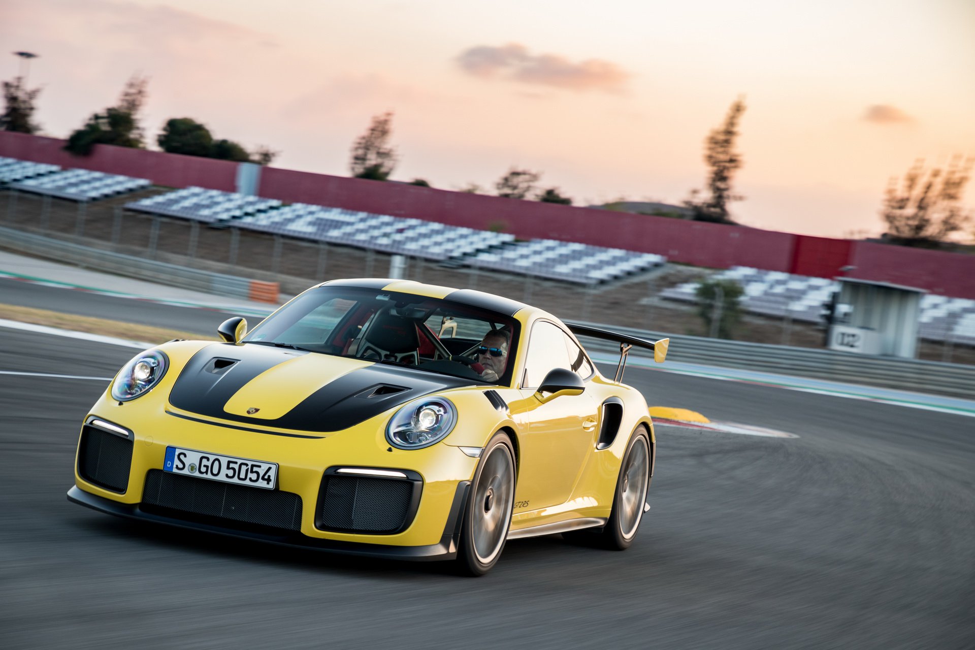 c0d41a53-2019-porsche-911-gt2-rs-01