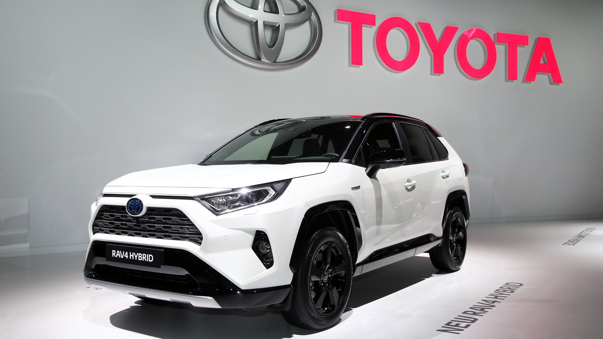 d62dc79f-2019-toyota-rav4-hybrid-01